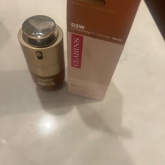 Clarins Double Serum Foundation in Gold and Cream - Picture 3 of 4